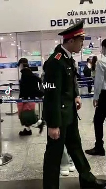 Khoảnh khắc chú bộ đội quyến luyến, không nỡ chia tay hậu phương ngày sang Nga du học