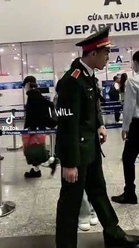 Khoảnh khắc chú bộ đội quyến luyến, không nỡ chia tay hậu phương ngày sang Nga du học