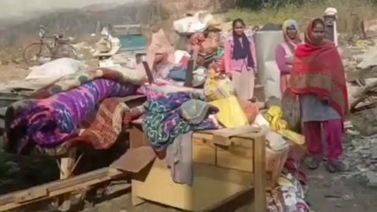 शाहजहांपुर:गरीबों के घर पर भू-माफियाओं ने चलाया बुलडोजर,जांच शुरू