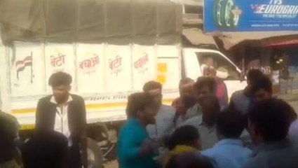 नोएडा: बाजार में दो पक्षों में हुई हाथापाई, सड़क पर खड़े युवक को कार ने मारी थी टक्कर