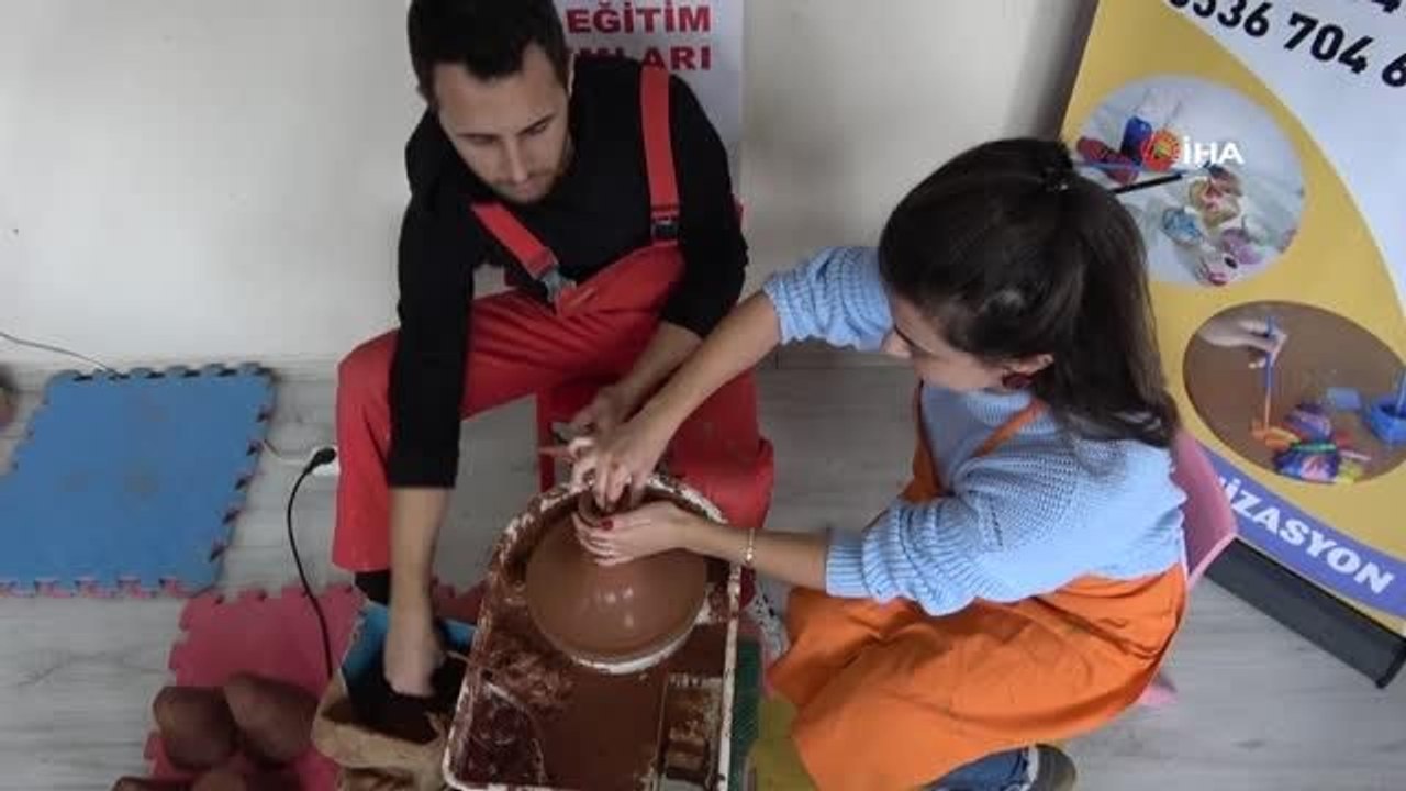 Özel eğitim öğrencileri çömlek atölyesinde hem eğleniyor, hem de el becerilerini geliştiriyor