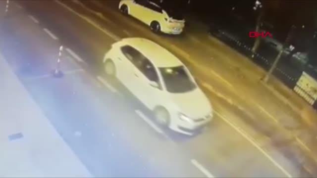 BEŞİKTAŞ'TA LÜKS OTOMOBİLLERİN OLDUĞU GALERİYİ KURŞUNLAYAN ŞÜPHELİLER KAMERADA