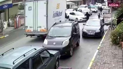 Sultanbeyli'de yolun karşısına geçen kadına otomobilin böyle çarptı