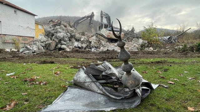 Düzce depreminde hasar gören cami yıkıldı