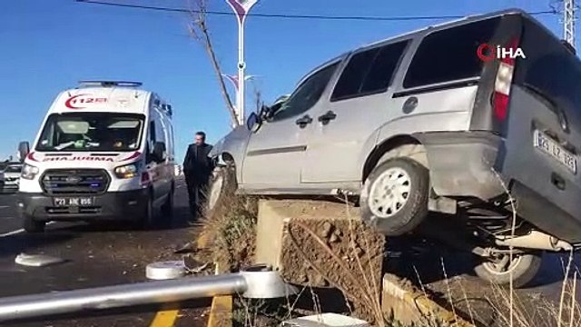 Ağaca ve aydınlatma direğine çarpan hafif ticari araç asılı kaldı: 1 yaralı