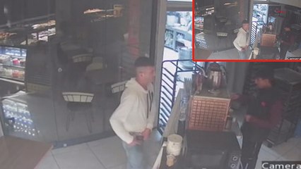 Sadaka kumbaralarını pantolonunun içine koyup çaldığı anlar kamerada