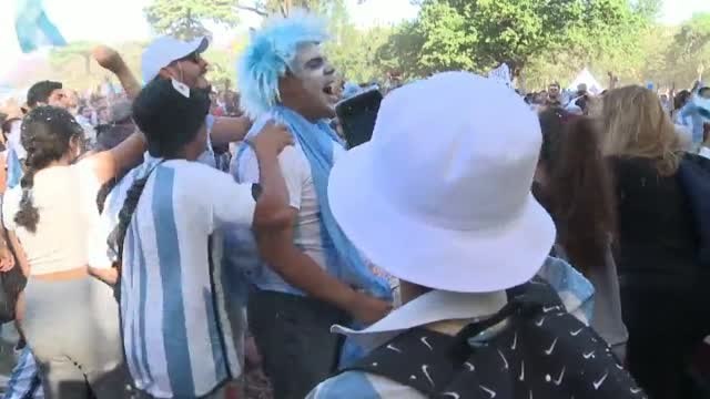 Locura en Buenos Aires tras un triunfo que permite a Argentina seguir viva en el Mundial