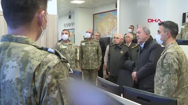 Bakan Akar ve TSK komuta kademesi, Kara Kuvvetleri Harekat Merkezi'nde