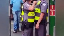 Brezilya'da bir polis, meslektaşına silah çekti