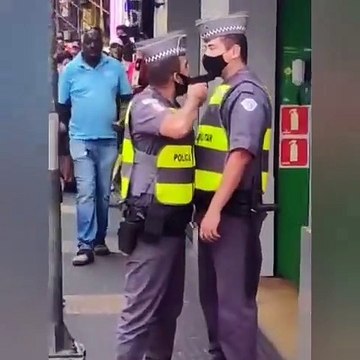 Brezilya'da bir polis, meslektaşına silah çekti
