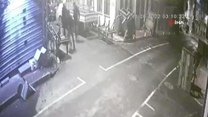 Fatih'te kedinin yuvasını yumruklayarak parçalayan şüpheli güvenlik kamerasında