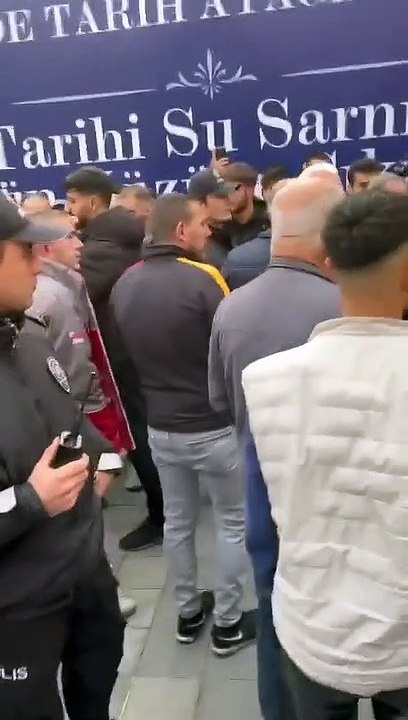 'Sade Vatandaş' isimli kanalın sahibi Mehmet Koyuncu sokak röportajı sırasında gözaltına alındı