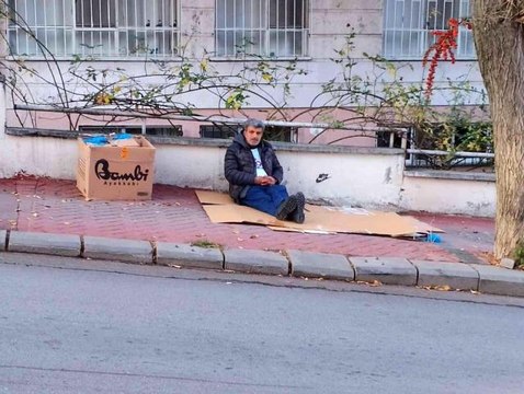 PKK terör örgütü tarafından oğlu kaçırılan babadan HDP binası önünde oturma eylemi