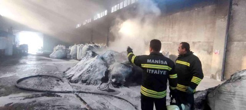 Alaşehir'de plastik kasa fabrikasında yangın