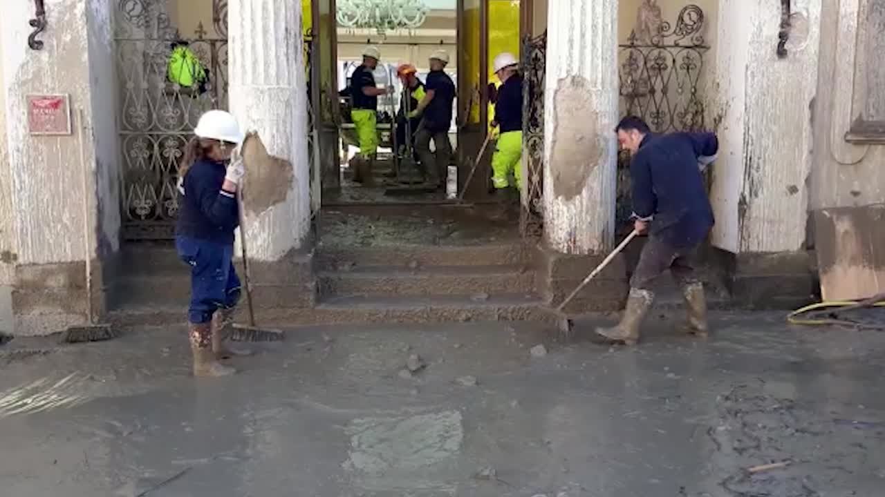 Frana Casamicciola, Protezione civile al lavoro per ripulire le strade dal fango