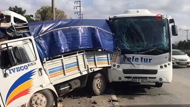 Servis ile kamyonet çarpıştı: 4 yaralı