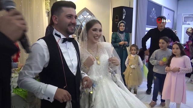 Gelin ve damada takı yerine taktığı herkesi şaşırttı