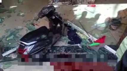 दतिया : अनियंत्रित स्कूटी शोरूम का कांच तोड़ अंदर घुसी, वीडियो वायरल