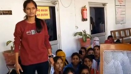 छात्राओं ने प्राचार्य कक्ष को बंद कर कुर्सी निकाली बाहर