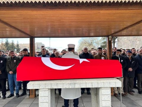 Görev yerine giderken trafik kazasında şehit olan Uzman Onbaşı Polat memleketi Erzurum'da son yolculuğuna uğurlandı
