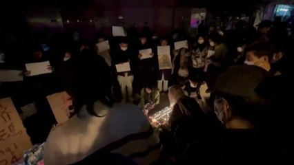 Download Video: Shanghai celebra una vigilia con velas por las víctimas del incendio de Urumqi