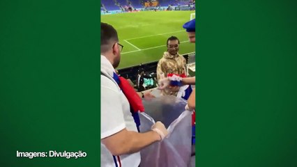 Torcedores  franceses limpam o estádio após a partida
