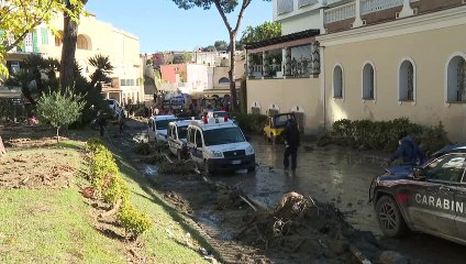 نحو عشرة أشخاص ما زالوا مفقودين بعد انزلاق تربة في جزيرة إيطالية