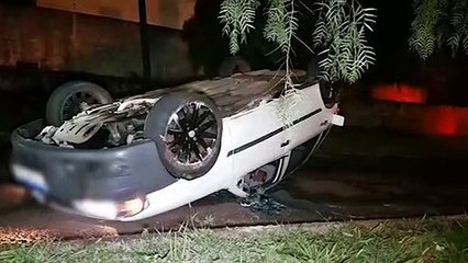 Segundo capotamento é registrado na madrugada em Cascavel; gol parou com as rodas para cima no Tropical