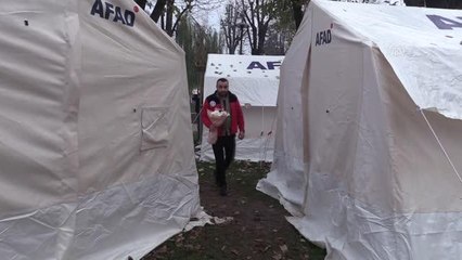 Çadırda kalan engelli depremzede "özel gün"de unutulmadı