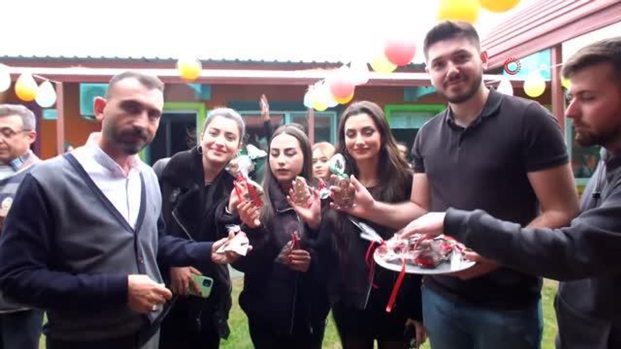 Balıkesir'de üniversite öğrencileri, engelli gençler için eğlence düzenledi