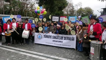 AVCILAR'DAKİ ENGELLİLERDEN BANDO EŞLİĞİNDE FARKINDALIK YÜRÜYÜŞÜ
