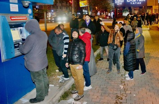 Eskişehir'de zamsız fiyattan su almak isteyenler uzun kuyruklar oluşturdu