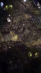 Wuhan'da on binler sokağa döküldü!