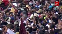 AMLO llega al Zócalo tras varias horas de marcha