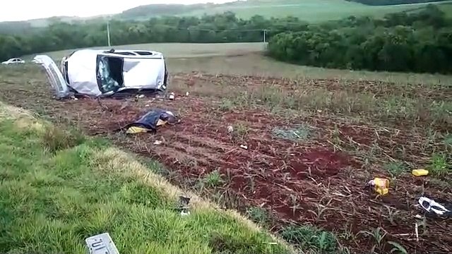 De acordo com o Tenente dos Bombeiros, vítimas foram ejetadas em capotamento na PR-180