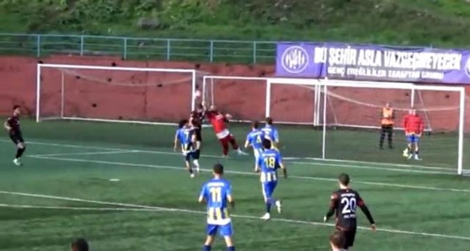 Çaycumaspor'un kalecisi Demirdelen'in maçta yaşadığı kazada kafatası çatladı...O anlar amatör kamerada