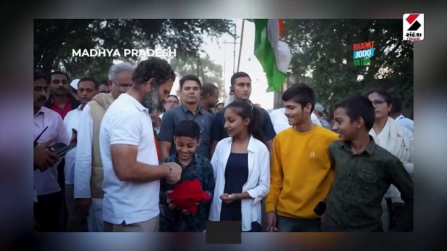 રાહુલ ગાંધીના હાથમાં ગલ્લો આપી બાળકે કહ્યુ આ પૈસા ભારત જોડો યાત્રામાં કામ આવશે