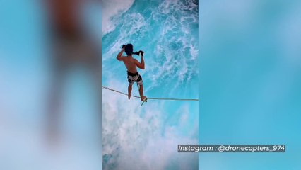 Slackline les yeux bandés au-dessus de la mer déchaînée
