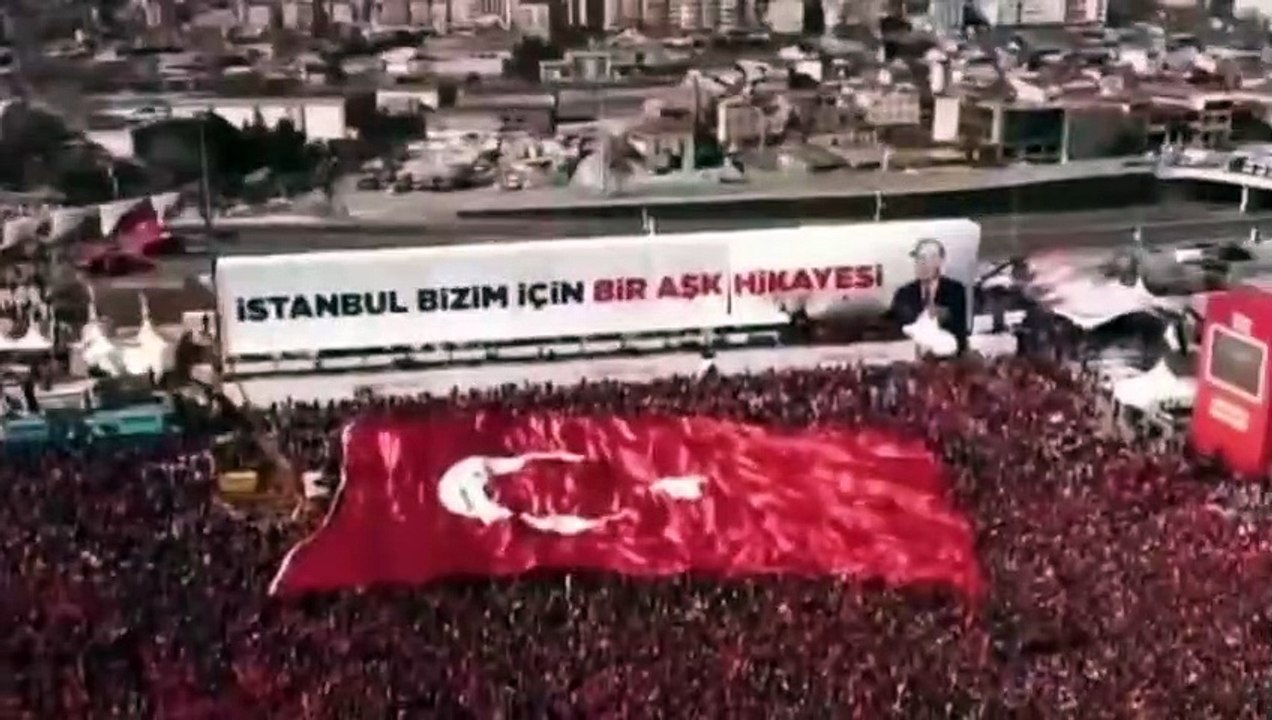 Söz yazarı CHP'ye geçince... Beraber yürüdük bi...