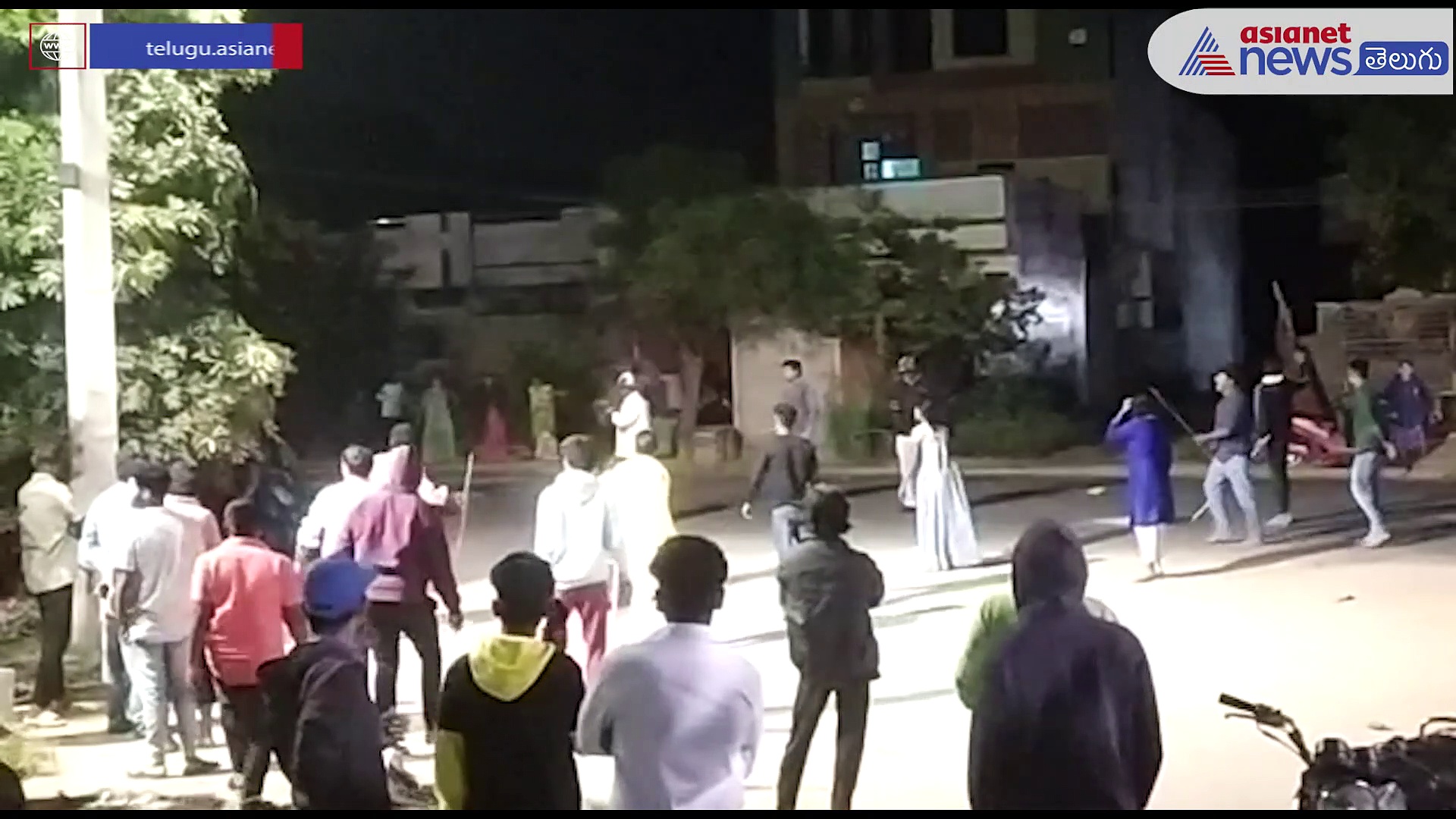 జగిత్యాలలో గ్యాంగ్ వార్ ... నడిరోడ్డుపై కర్రలు, రాళ్లతో ఇరువర్గాల వీరంగం
