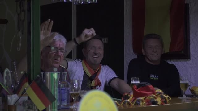 Aficionados alemanes en Torrox celebran el empate de su selección con España en el Mundial