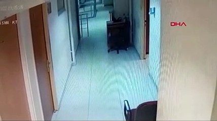 Adliyede polisin çantasını böyle çaldılar