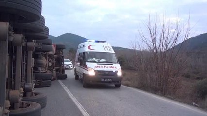 Taraklı'da devrilen tomruk yüklü tırın sürücüsü yaralandı