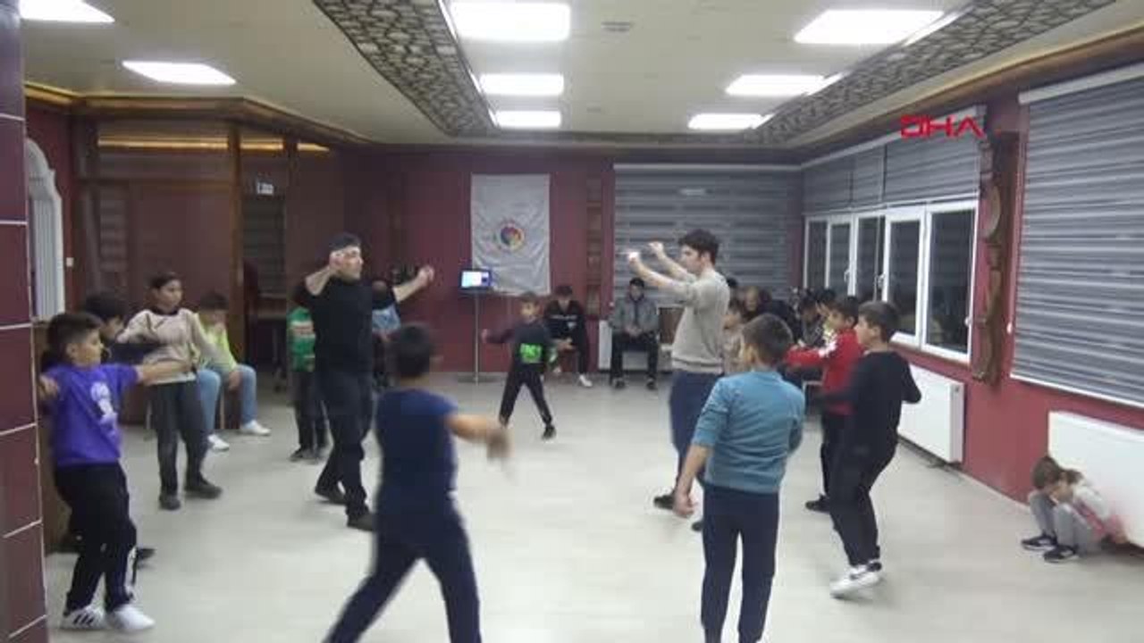 BABALAR VE OĞULLAR YÖRESEL OYUNLARI OYNUYOR