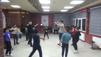 BABALAR VE OĞULLAR YÖRESEL OYUNLARI OYNUYOR