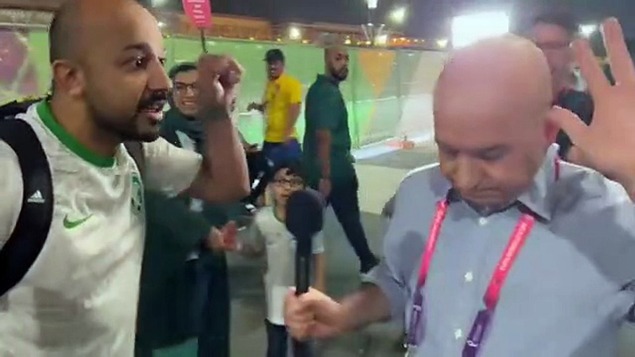 .. شاب سعودي يهين صحفي من دولة الاحتلال - -
