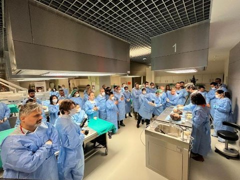 100'Ü AŞKIN YABANCI DOKTOR, KADAVRALAR ÜZERİNDE ESTETİK CERRAHİ AMELİYATI UYGULADI