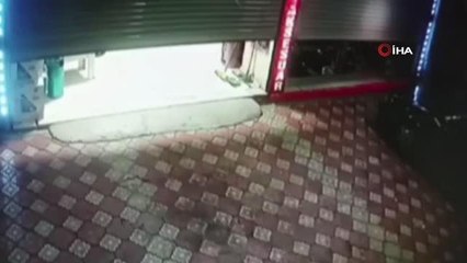 Çantasını iş yerinde unuttu, kapanmak üzere olan kepengin altından yuvarlanarak çıktı