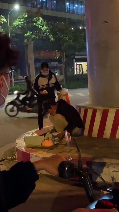 Gia đình bán hàng rong tổ chức sinh nhật cho con trên đường phố