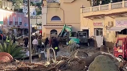 下载视频: Frana Ischia, fango a Casamicciola: si spala per liberare negozi e bar - Video